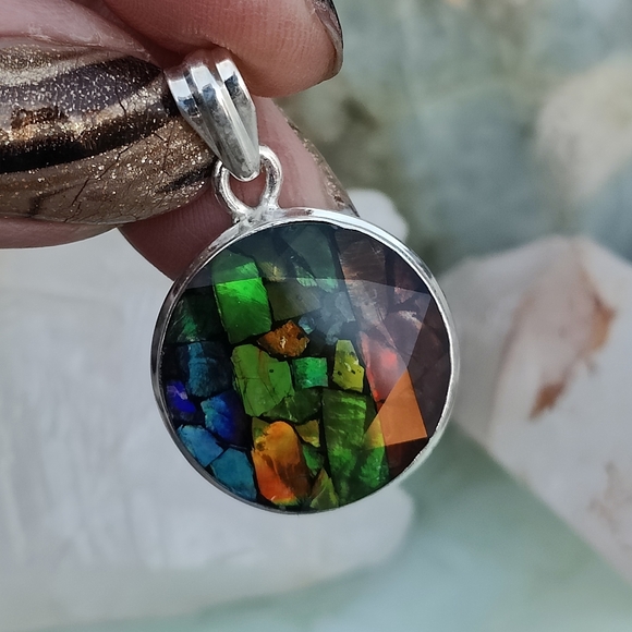 Canadian Ammolite & Sterling Silver pendant - Picture 4 of 12